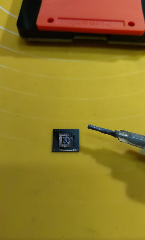 Чтобы убрать старый припой надо добавить новый :).