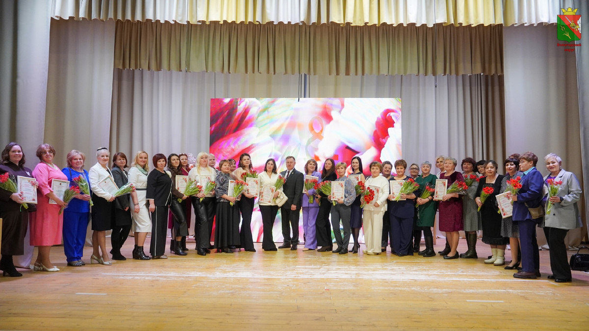 Глава округа Вячеслав Панов поздравил всех участниц с Женским днём. Фото: Газета Вологодского округа "Маяк"
