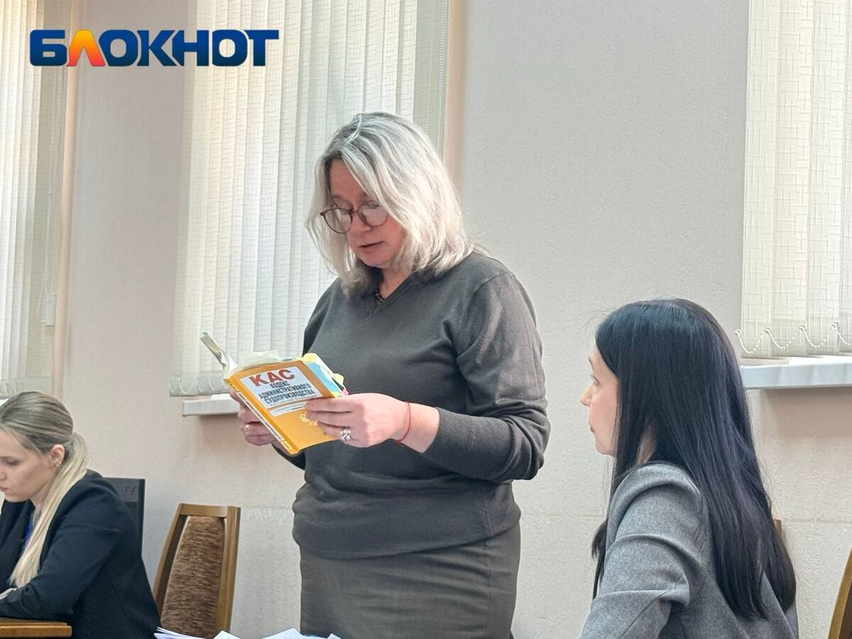 Компания «Земля-Профи» зарегистрирована в марте 2009 года и занимается строительством жилых и нежилых зданий. В числе учредителей с октября прошлого года, в том числе, указана Ирина Станиславовна Короткова. По информации прокуратуры, сам депутат давал указания номинальному руководству организации по вопросам распределения финансовых потоков, оплаты договорных отношений с подрядчиками, выплаты заработной платы, взаимодействия с налоговыми органами и многому другому, то есть, фактически стоял у руля фирмы.  
 
 Прокуратура Волгоградской области подала в суд исковое заявление об изменении оснований прекращения полномочий депутата Волгоградской областной Думы Станислава Короткова. Сейчас досрочно прекративший депутатские полномочий Короткова имеет право рассчитывать на государственные льготы и гарантии, а также переизбираться в будущем.Уход Станислава Короткова «по собственному желанию» из Волгоградской облдумы абсолютно не устроил прокуратуру. Формулировку о причине прекращения полномочий требуют заменить — в связи с грубейшими нарушениями антикоррупционных требований. По данным ведомства, Коротков будучи депутатом руководил ООО «Земля-Профи», давал указания номинальному руководству, утверждает прокуратура. Представление об устранении нарушений законодательства о противодействии коррупции внесли главе облдумы Александру Блошкину. Решить все по-простому — нет мандата, нет проблем.📷
