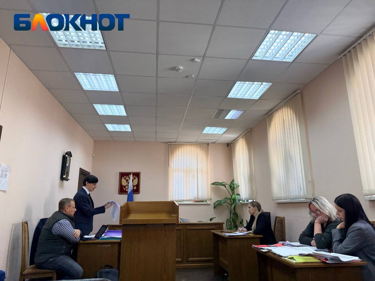 Интересы Короткова в суде представляет московский юрист Константин Сичинский, заместитель руководителя по научной и аналитической работе юридической компании "Неделько и партнеры". Специализация в компании у него следующая: судебно-претензионная работа и разрешение споров (банкротство), IP (интеллектуальная собственность), корпоративное право, M&A (слияния и поглощения), сопровождение инвестиционных проектов, юридический комплаенс, торги, антимонопольное право.Засекретить не удалосьНа первом заседании, 11 марта, представители облдумы захотели тотально засекретить суд. Сторона ходатайствовала о переводе слушания в закрытый режим и о запрете съемки. Оба ходатайства отклонила судья Элина Вирабова.📷
