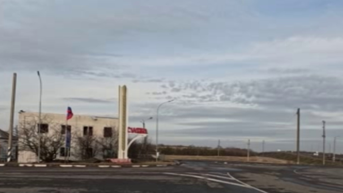    У памятного камня в курском парке «Патриот» жители возложили цветы