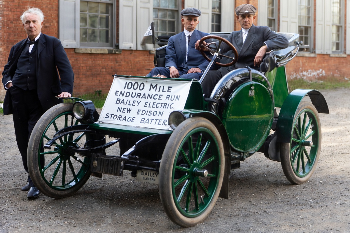 Томас Эдисон (стоит слева) с электромобилем компании "Bailey & Co" с запасом хода 100 км на одном заряде. 
