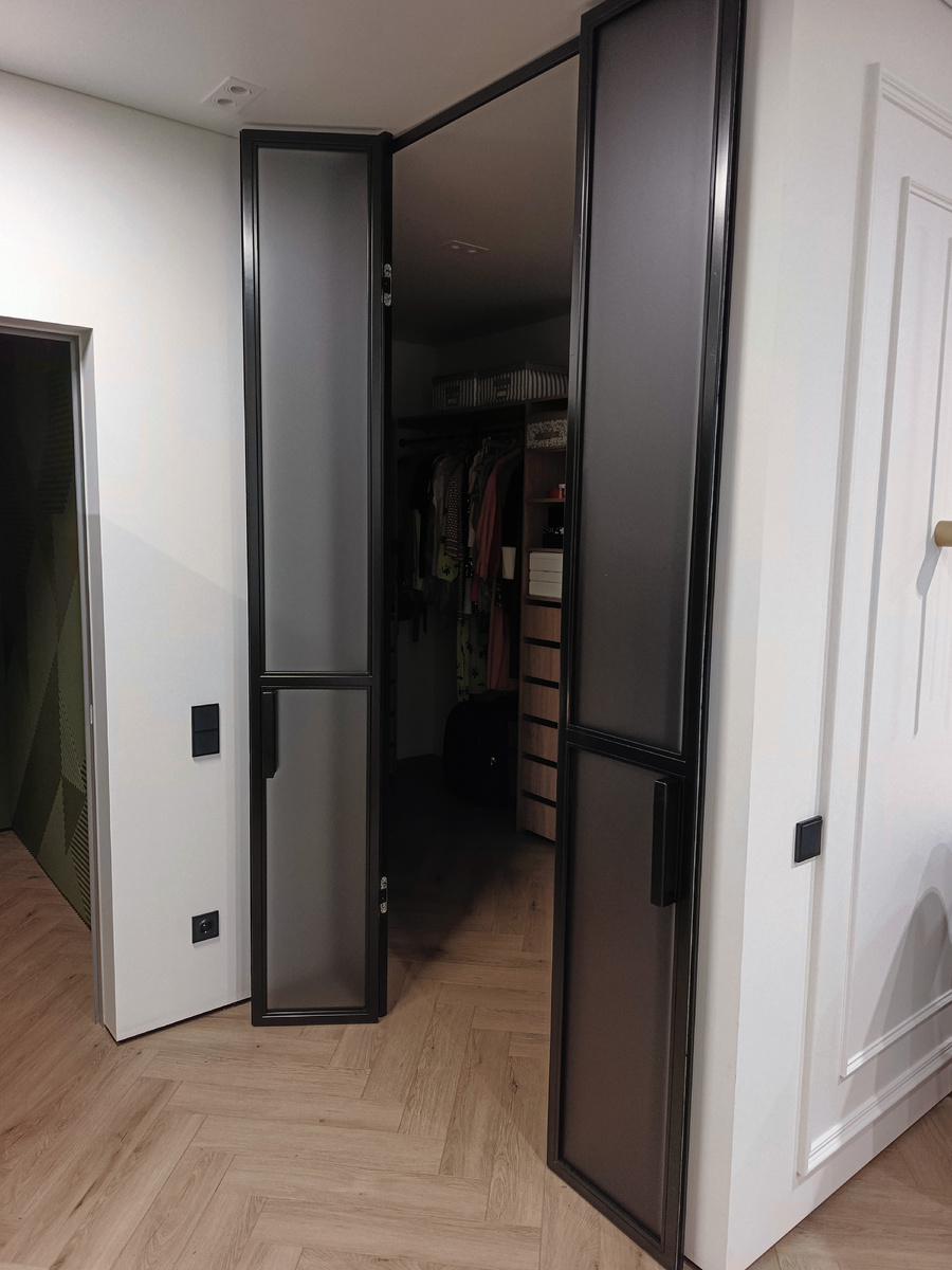 Матовое чёрное стекло, скроет ваш гардероб от любопытных глаз