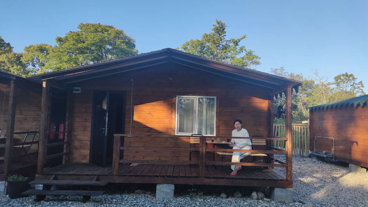 Очень плохо жилось в швейцарском домике, на двоих.