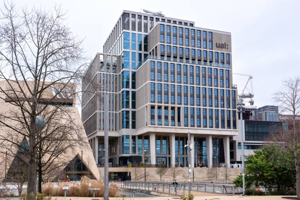 Лондонский колледж моды