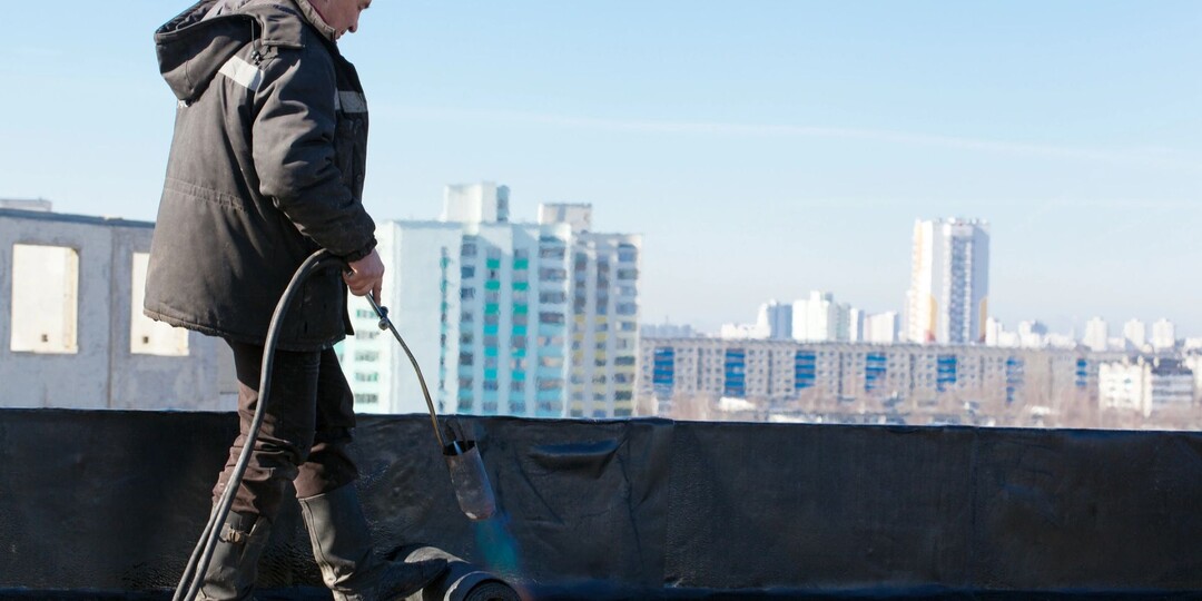 Следком оценит качество ремонта на кровле одного из домов Нового Уренгоя