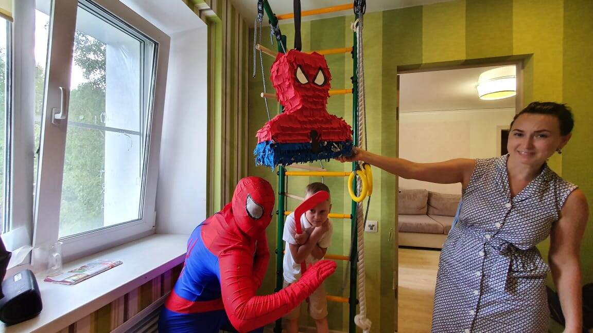 Пиньята в виде человека паука