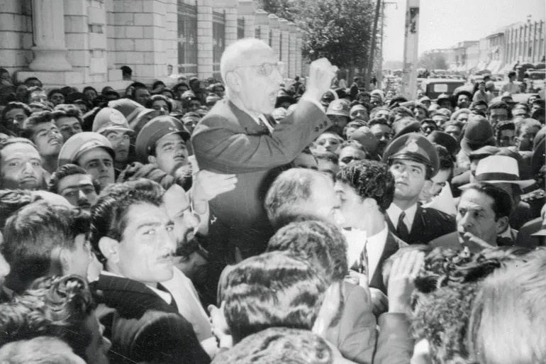 Архив: Премьер-министр Ирана Мохаммед Мосаддык обращается к демонстрантам у здания парламента в октябре 1951 года.