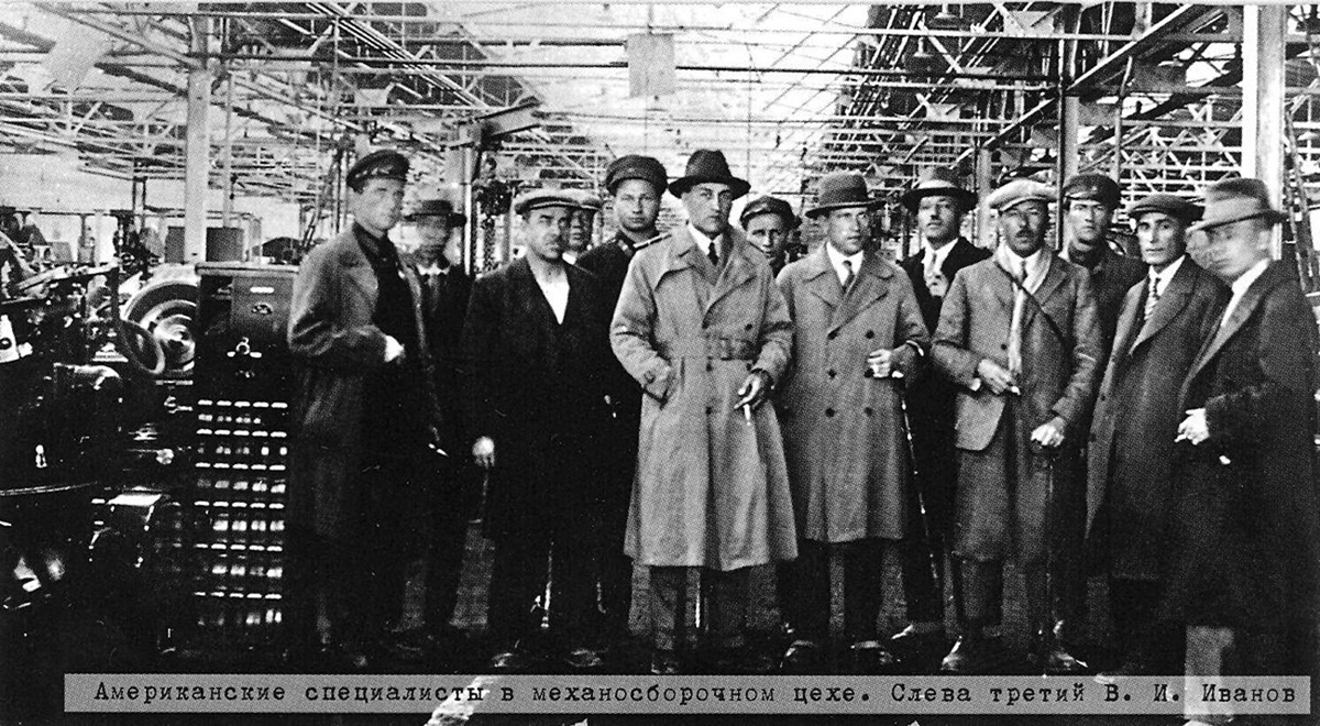 Американские специалисты в механосборочном цехе в Челябинске, 1932