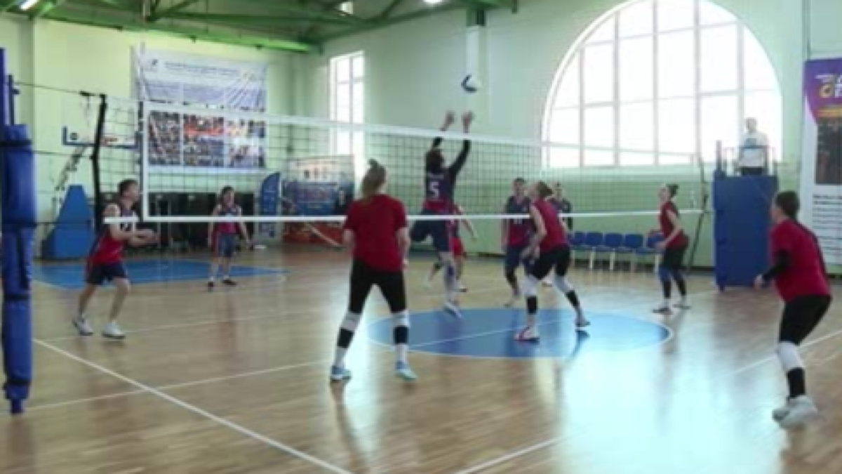    В Курске прошел товарищеский матч между сборной Суджанского района и профессиональными волейболистками
