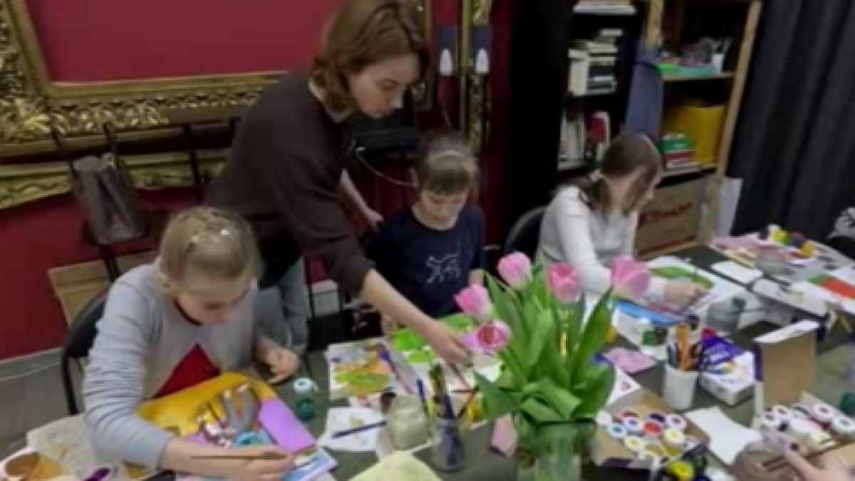    В Курске в галерее Дейнеки прошел детский мастер-класс по изобразительному искусству