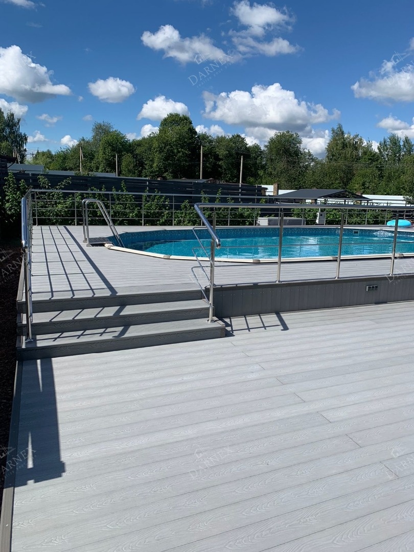 Большая терраса из ДПК со встроенным бассейном