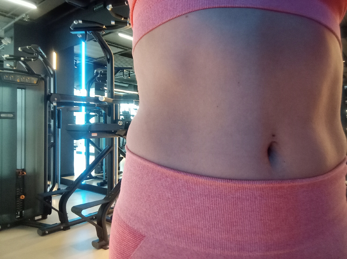 Многие после этого фото, скажут что я не жирная. Но мне эти бока, вываливающиеся из леггинсов, доставляют самые настоящие неудобства. 