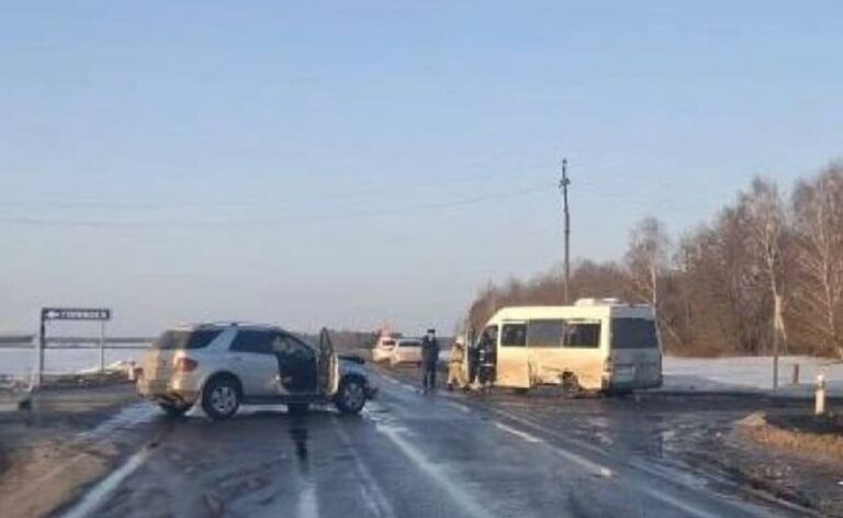 У Трубчевска пострадали в ДТП с «Мерседесами» — автобусом и джипом – 2 человека