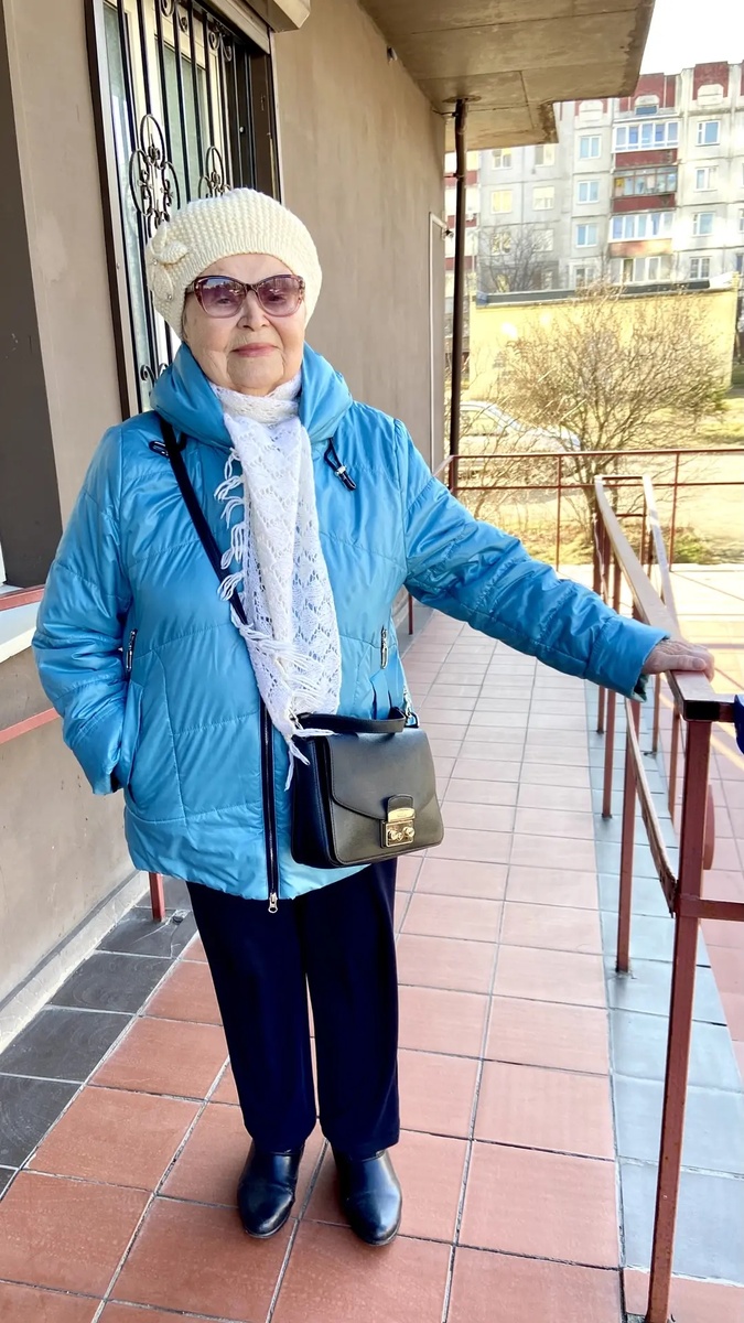  На крыльце нашего 17-ти этажного дома.