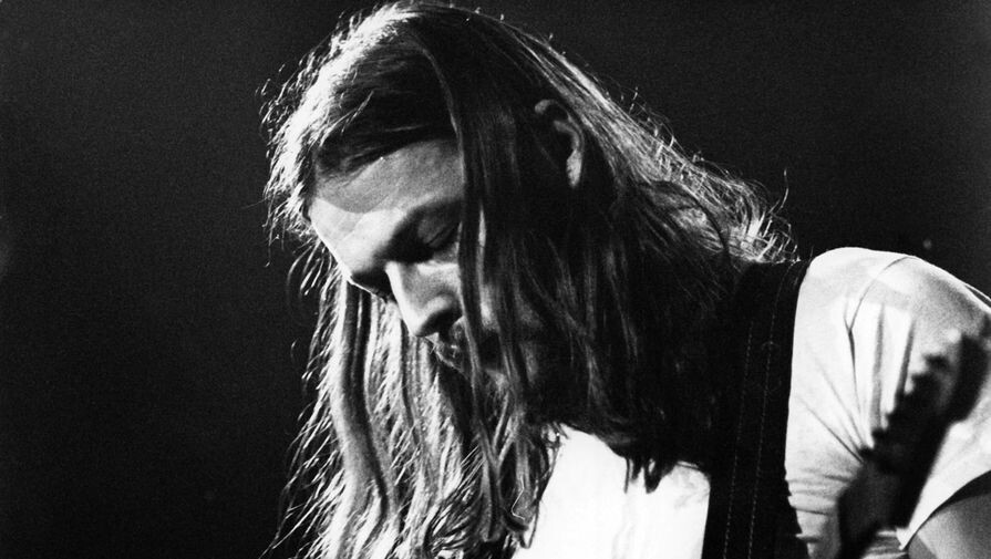 После возвращения Гилмора в Великобританию в 1967 году ударник Ник Мейсон пригласил его в Pink Floyd вместо Барретта. Основатель группы больше не мог играть из-за нестабильного поведения, связанного с интенсивным употреблением психоделических наркотиков. На фото: Гилмор во время концерта Pink Floyd в 1977 году / Hans D?rrwald/Global Look Press   📷