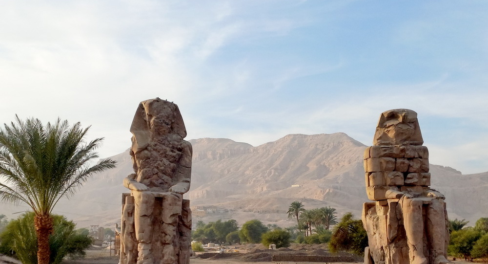 Колоссы Мемнона: Вечные стражи рассвета и древних тайн