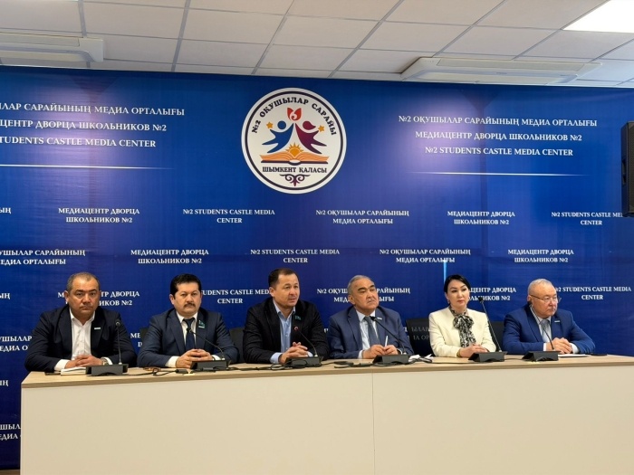     Члены коалиции «За Народную Конституцию Справедливого и Прогрессивного Казахстана!». Источник фото: referendum2026.kz.