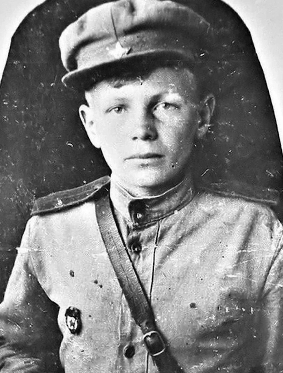 И знал, за что я шёл. Моей 18-летней сестре немцы звезду вырезали на лбу, шомполами грудь прокалывали, она кричала – ей скулы выбили. Мать кинулась ее защищать, а те и мать прикладом по голове, она упала. У нее на руках тогда младшая сестра моя была." Есть за что ненавидеть фашистов . Звали его Петя. Пётр Филоненко (1930-2020)

Прошел всю Великую Отечественную. 16 июля 1943 года, когда Петр Филоненко воевал в составе танковой бригады. Под бомбёжку попали страшную! Спасая командира от бомбы, Пётр толкнул его в окоп и принял на себя град осколков. - Это потом я узнал, что их семь в меня вошло, - вспоминает Пётр Алексеевич. - А тогда, помню, командир крикнул: «Беги к фельдшеру!» А фельдшер мертвый… Тут и я сознание потерял. Друзья рассказывали, что тогда 14 человек в братскую могилу положили. И уже землёй стали засыпать, как вдруг кто-то увидел, что у Петра под носом кровавый пузырь надувается. «Откапывайте! Он же живой!» В санчасти медсестричка Валя сдала для мальчишки свою кровь. И он снова выжил!

Был бой за трассу Гомель - Бобруйск. Пехотинцам не удавалось пройти сквозь стену огня, которым нас поливали из вражеского дота. Я соскочил с бронетранспортера, пробрался через кустарники и изо всех сил ударил плечом в раскаленное дуло пулемета. 12 пуль навылет… Петру тогда было всего 14 лет. Маленького героя, повторившего подвиг Александра Матросова, решили хоронить, как офицера, в гробу. Уже и яму выкопали, и гвозди в крышку стали забивать, когда из домовины послышались слабые хрипы. Затем было 12 операций и полгода реабилитации в госпитале в Цхалтубо.
- Из-за этих ранений мне товарищи дали кличку Штопаный, - вспоминает Пётр Филоненко. - Сейчас из нашей танковой бригады я один живой остался - последний солдат.

Пётр Филоненко дошёл до Рейхстага, оставив на нём свой автограф, как и многие другие бойцы Красной Армии.

© Александр Лычагин