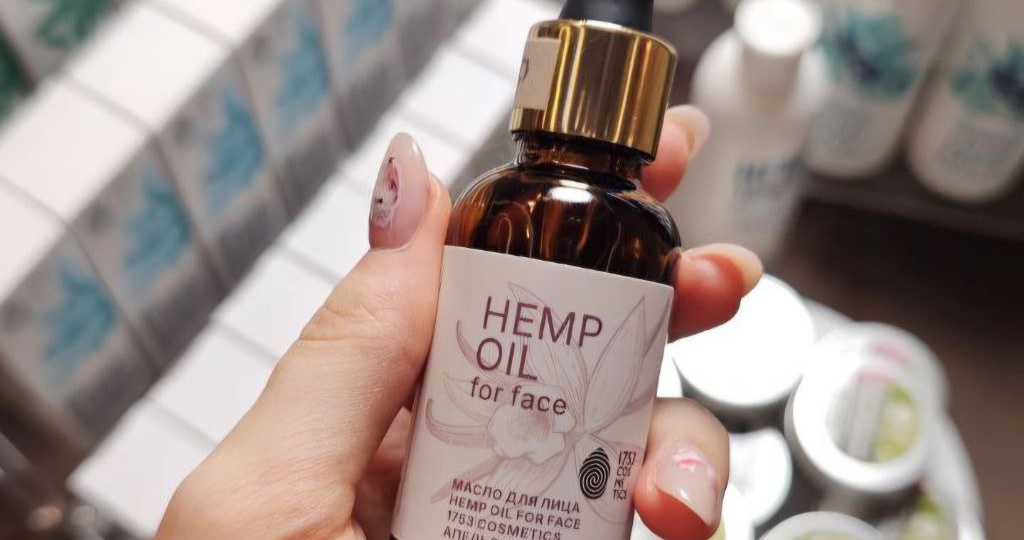 Последние две недели тестирую масло для лица 1753 Cosmetics, и оно мне прям зашло