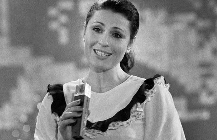    Разрыв с первым мужем стал тяжёлым испытанием, едва не стоившим ей карьеры.