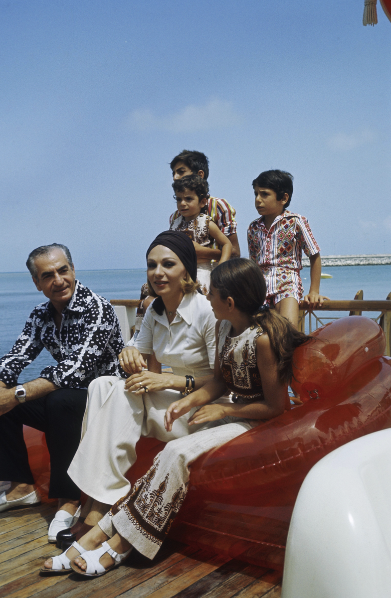 Мохаммед Реза Пехлеви, шах Ирана (1941–1979), и его жена Фарах Диба с детьми во время отпуска в Ноушехре на Каспийском море, июль 1975 года