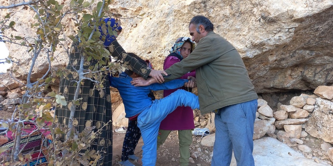 Муж выгнал жену с пятью детьми. Спустя время он вернулся и потребовал только сына