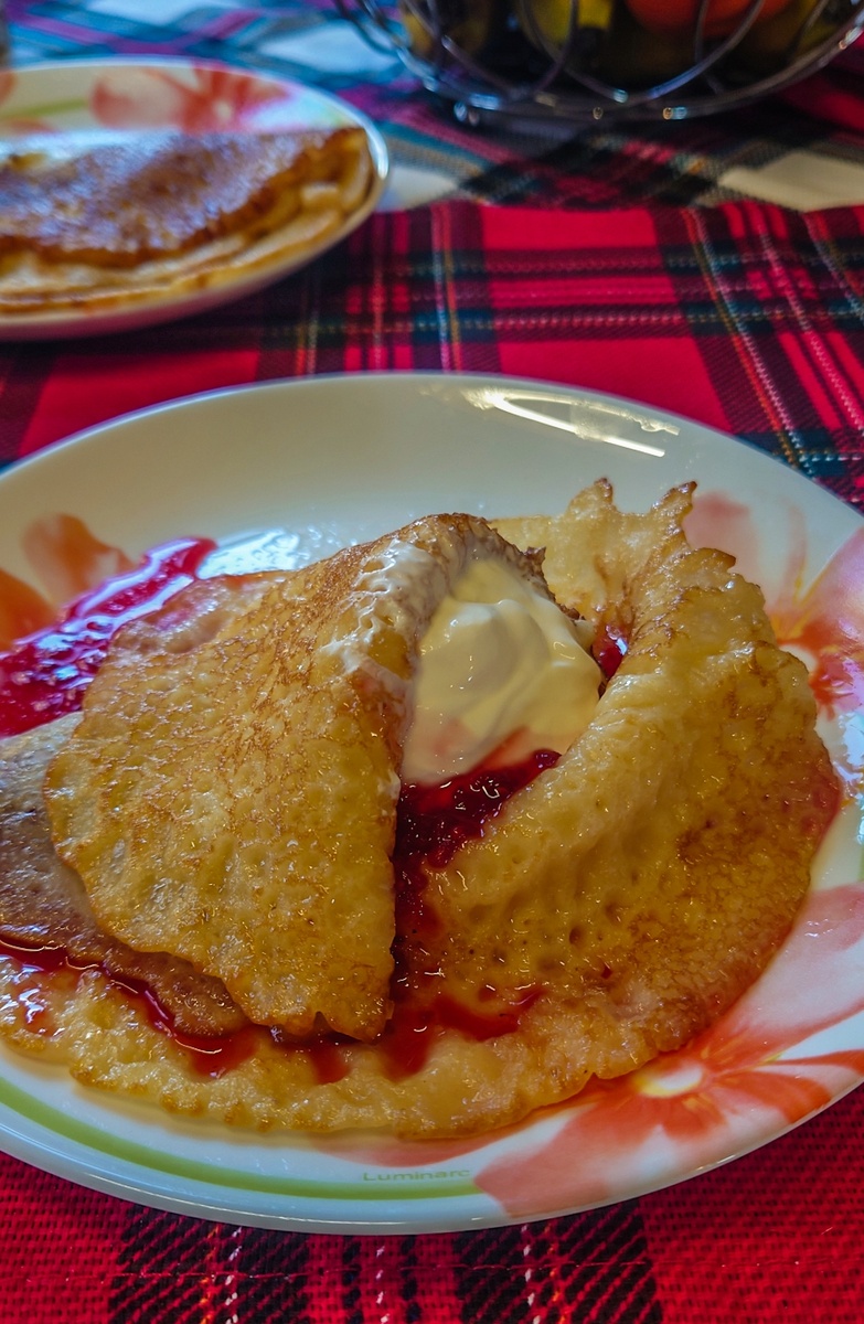 Блинчики с малиновым вареньем и сметаной