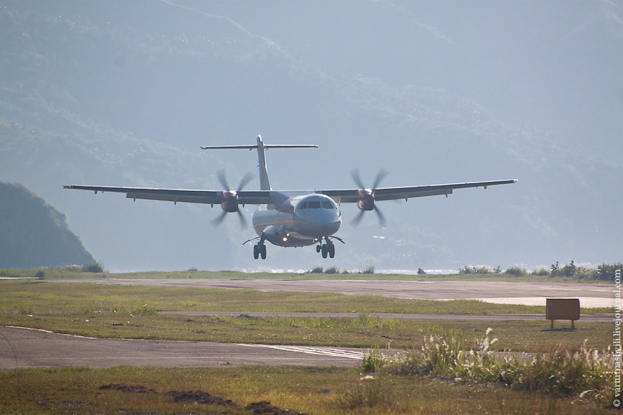    ATR-72 авиакомпании Wings Air совершает посадку в аэропорту Энде
