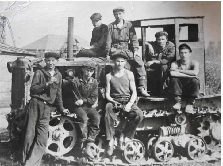 Трактористы колхоза «Искра», за рулем в кабине Романов Борис Петрович, второй слева сидит Иванов Николай Владимирович и другие. Фамилии их не удалось пока установить. (из архива летописи села)