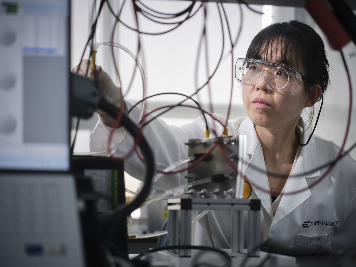 Исследователи Корейского института энергетических исследований проверяют рабочие характеристики системы электролиза морской воды. [Фото предоставлено Корейским институтом энергетических технологий]