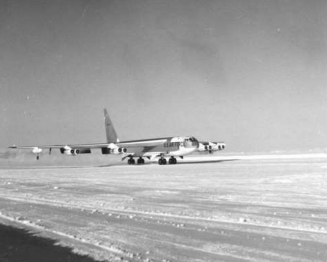 Бомбардировщик Б-52 на авиабазе в Гренландии