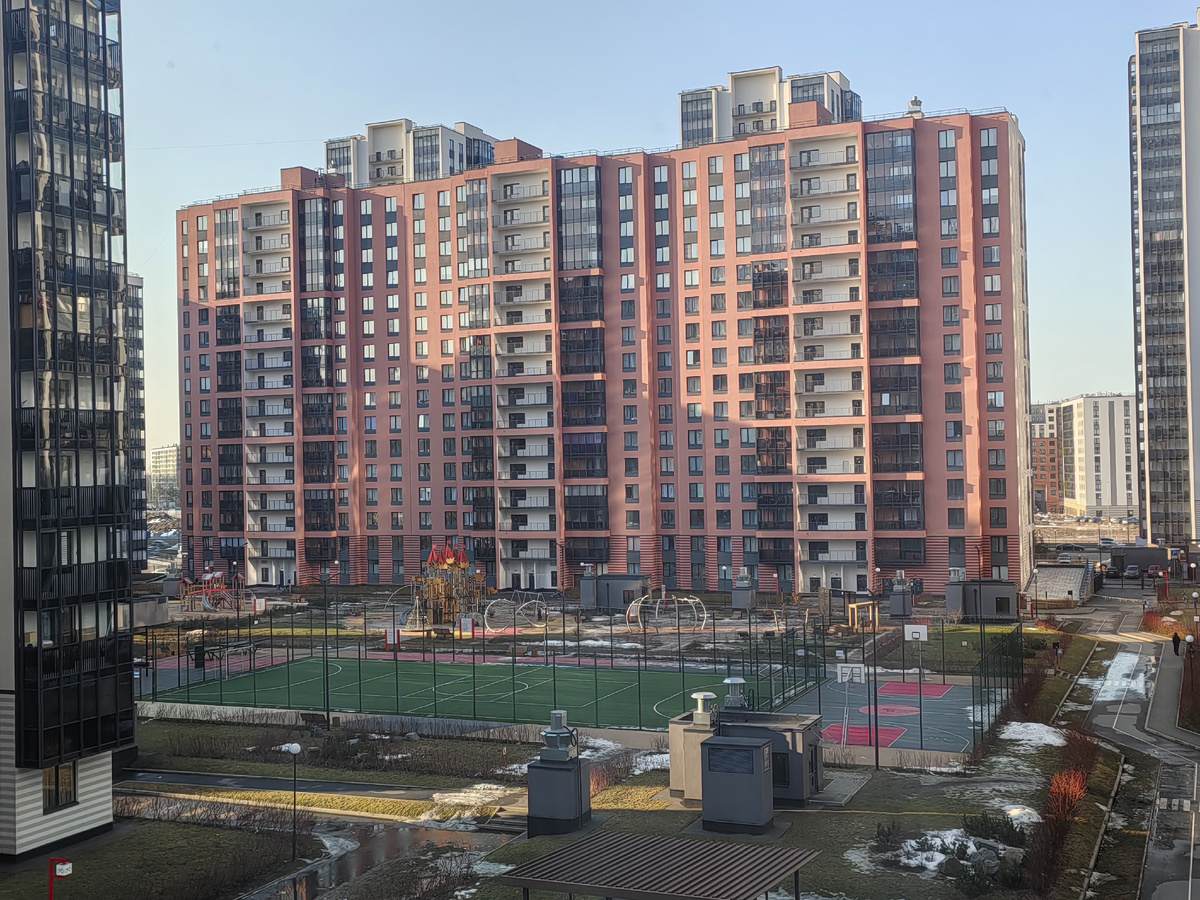 Спортплощадки в закрытом дворе: футбольная и баскетбольная. 