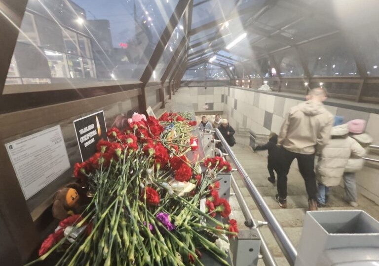 В Брянске несут цветы, шоколад, игрушки и сигареты к мемориалу жертвам удара ВСУ