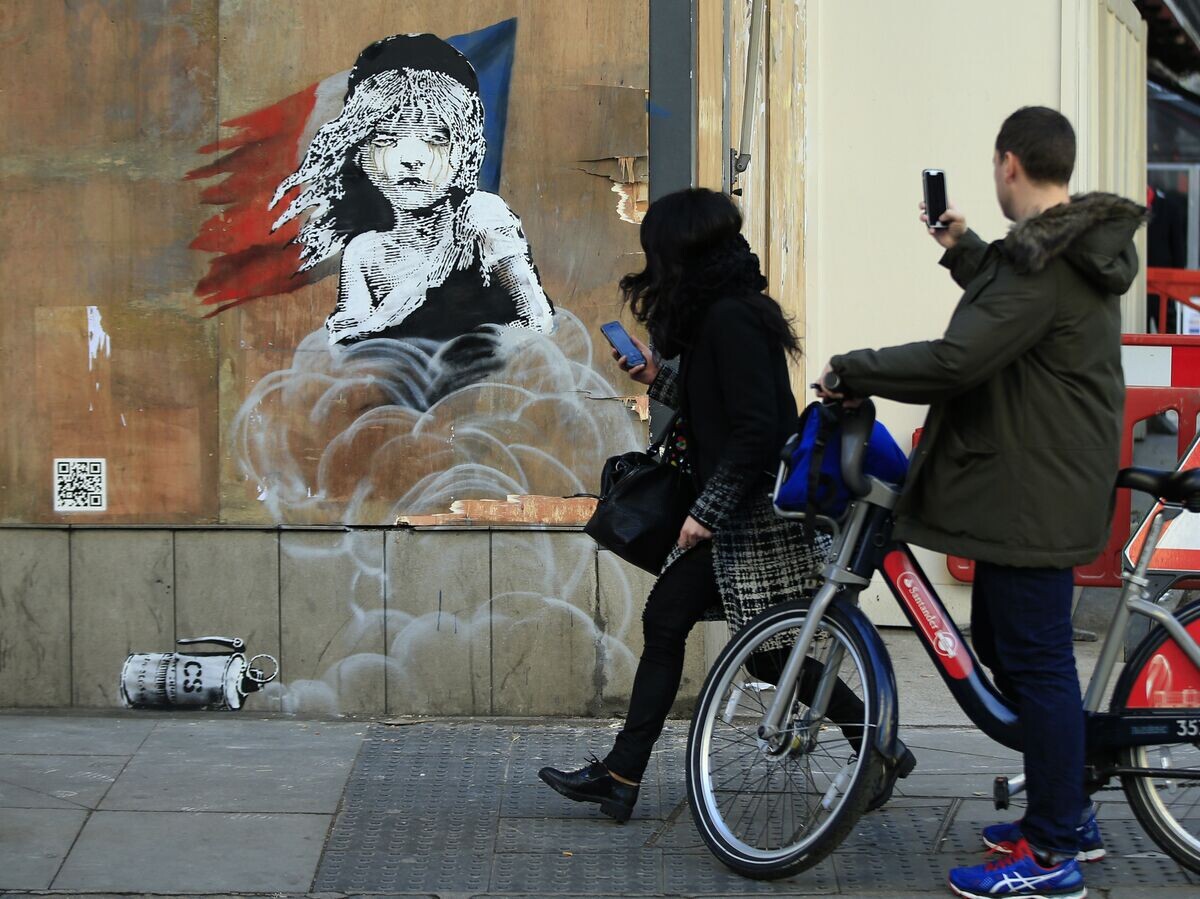    Граффити британского художника Бэнкси напротив посольства Франции в Лондоне | © AP Photo / Alastair Grant