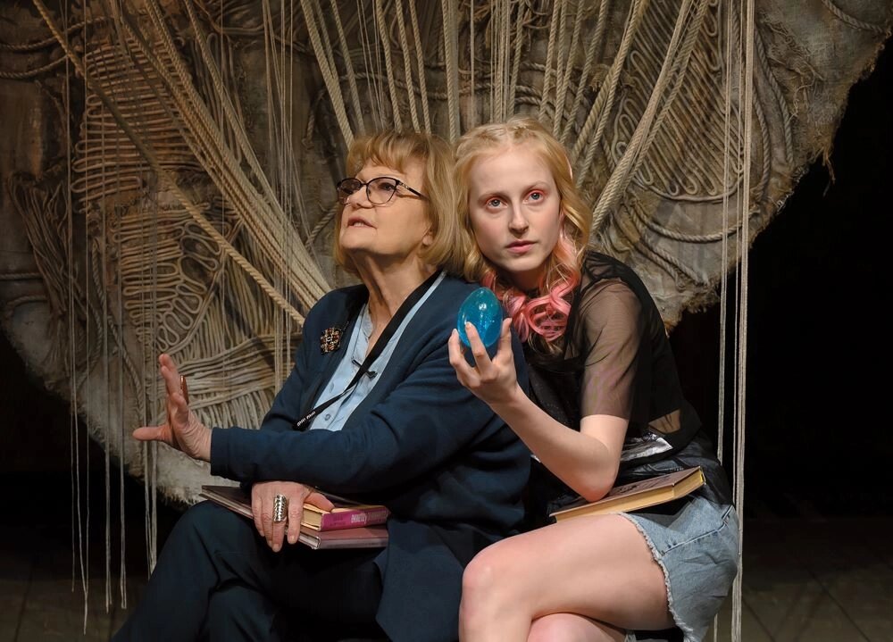    Ольга Яковлева и Софья Шидловская в спектаке «Жаркое ковидное лето». Фото: Медиацентр МХТ имени А.П. Чехова/Александра Торгушникова