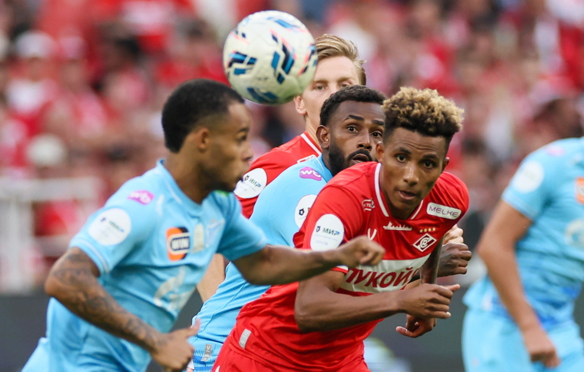    Полузащитник "Зенита" Педро и полузащитник "Спартака" Жедсон Фернандеш  Сергей Савостьянов/ТАСС