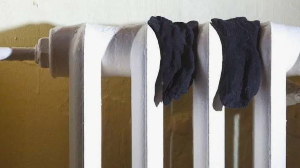 Вот, примерно так. Фото из интернета, батарея как наша, носки как у мальчика. 