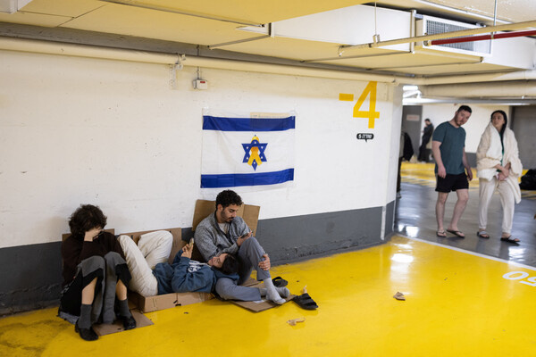 Израильтяне укрываются на подземной парковке в Тель-Авиве, 28 февраля 2026 года / Itai Ron/Reuters   📷