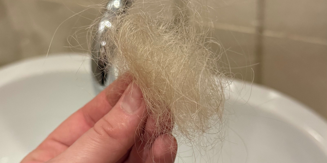 Волосы после осветления остаются на расческе. Что делать?