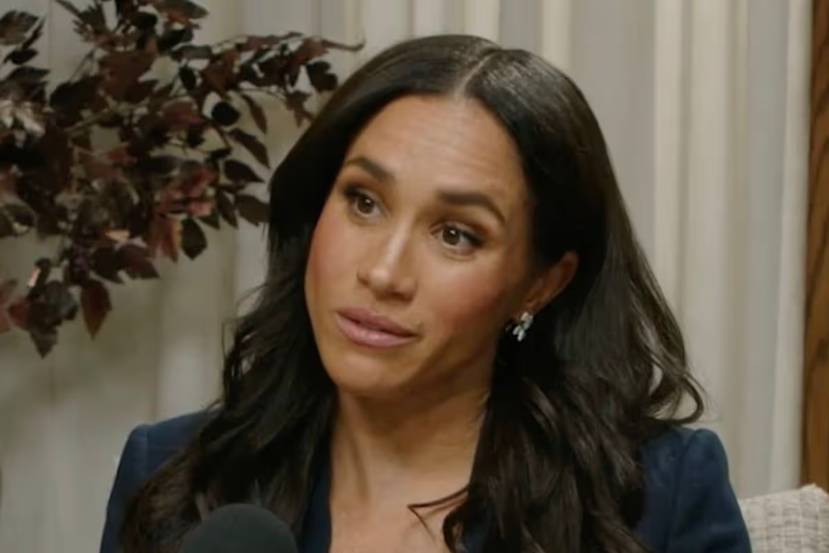 Почему она всегда выбирает помаду, которая ей не подходит?