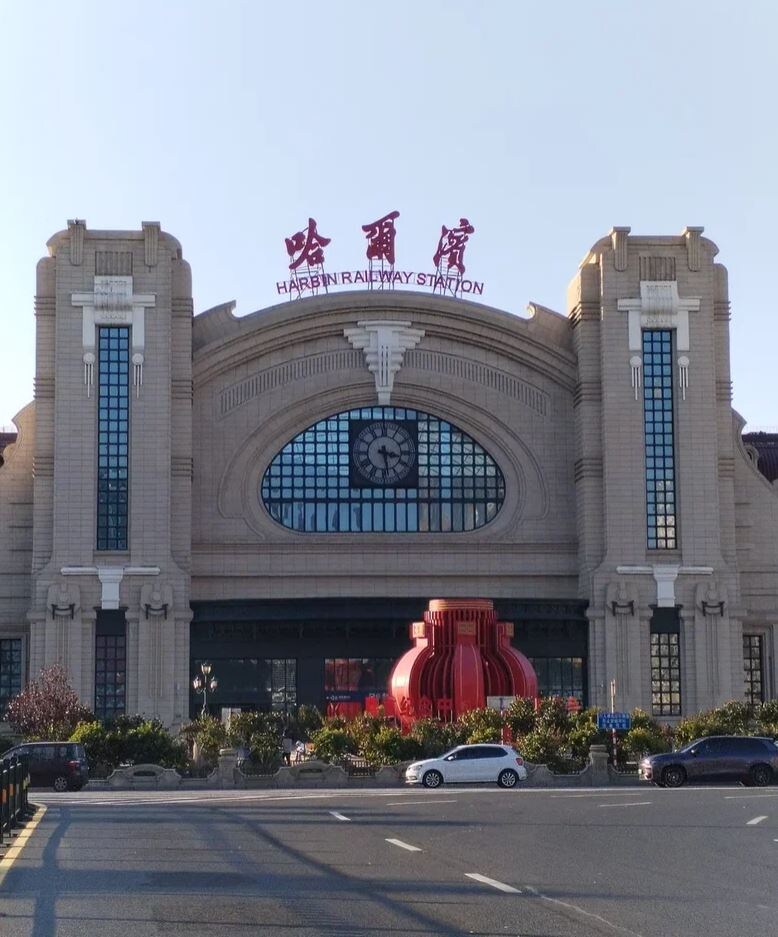 Нынешнее здание харбинского вокзала новое, но дизайн во многом повторяет дореволюционное здание в стиле "модерн".