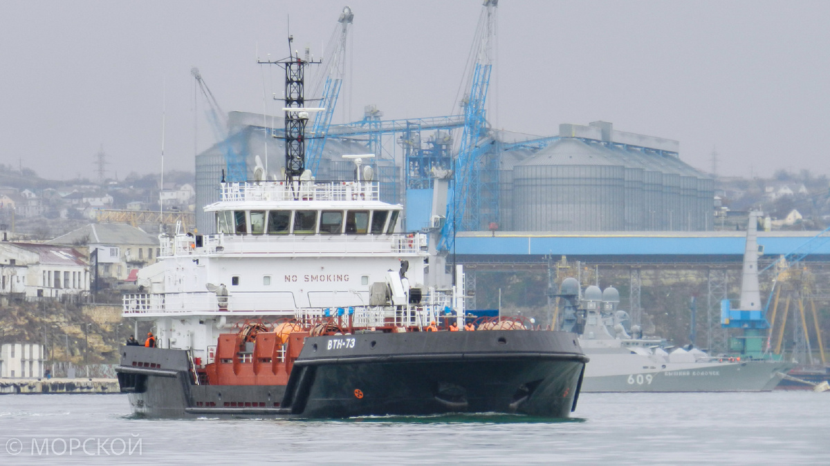 Судно комплексного портового обслуживания ВТН-73 Черноморского флота. 28 декабря 2018 года.