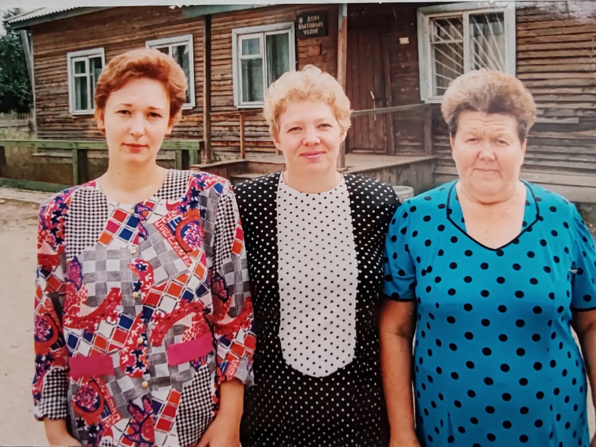 Коллектив комбината бытового обслуживания поселка Ангарский: парикмахер Инга Кайль, заведующая Зоя Макштадт, швея Любовь Николаевна Былина. 1997 год