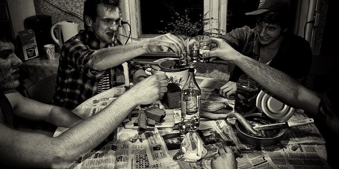 Дурак из блат-хаты чуть не проломил мне голову .