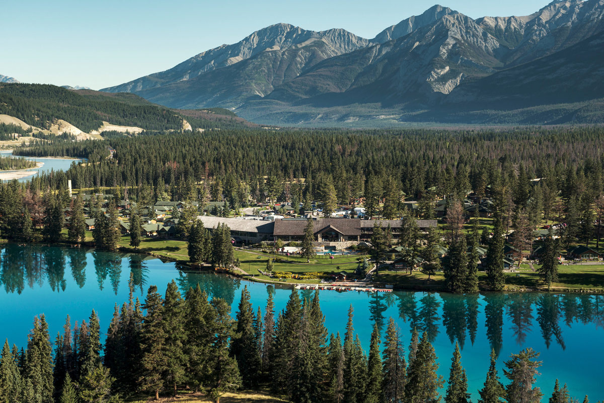 Комплекс отеля Fairmont Jasper Park Lodge в Национальном парке Джаспер в Канаде, в котором Сассеские провесли свой медовый месяц в 2018 году.