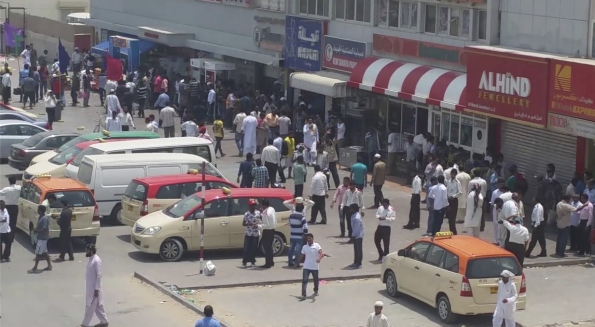 Каждое утро тысячи людей увозят строить чужую мечту