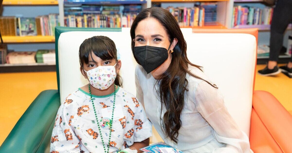 Меган Маркл с маленькой пациенткой - некоторые дети тоже были в масках