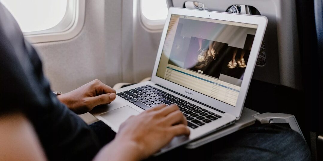 Случай с разбитым ноутбуком в самолёте закончился компенсацией от «Уральских авиалиний»