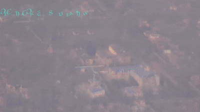    Кадры ударов ВКС РФ по порядку: ПУ БпЛА 5 ошбр ВСУ в Константиновке (ФАБ-500); ПВД 60 омбр ВСУ в н.п. Красный Лиман (ФАБ-3000); ПВД 100 омбр ВСУ в Константиновке (ФАБ-3000). Видео: "Изнанка"